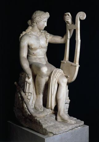Statykopia av Apollo som spelar lyr på piedestal mot svart bakgrund.
