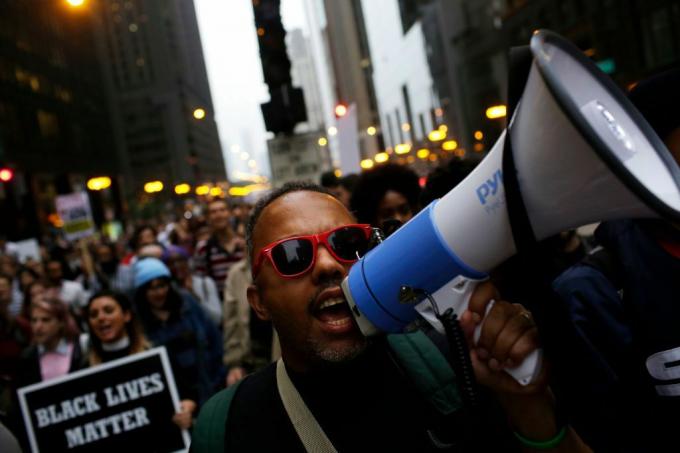 Demonstranter firar domen i mordförsöket på Chicago polisman Jason Van Dyke den 5 oktober 2018.