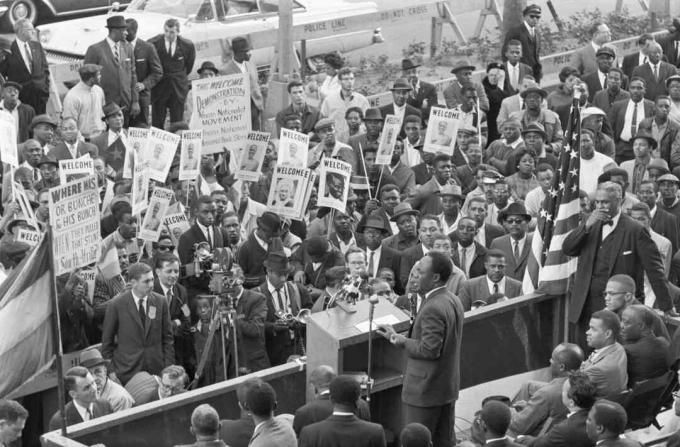 Svartvitt fotografi Kwame Nkrumah håller ett anförande.