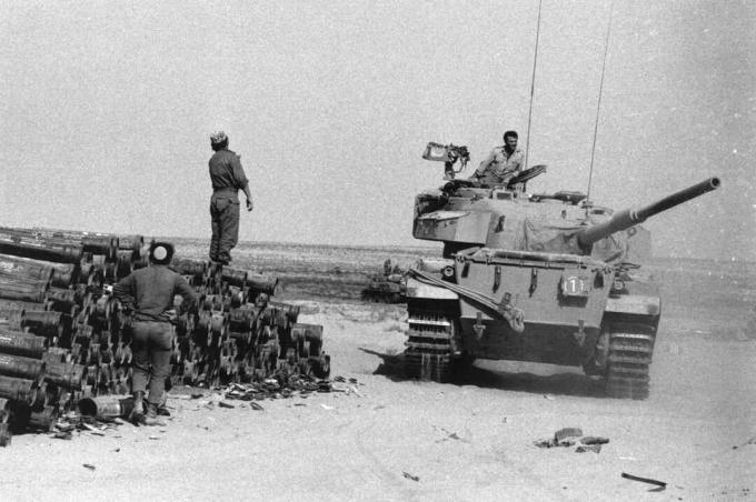 Israelisk tank på försörjningsdepot i Sinai, 1973.