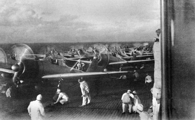 Propellflygplan förbereder sig för att starta från Akagi, 1941.