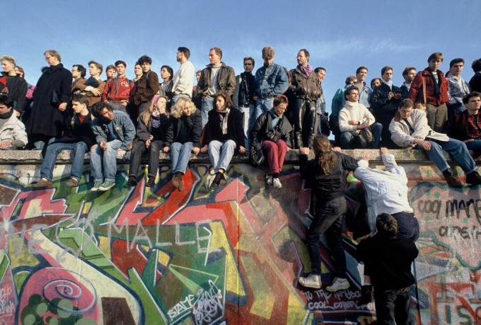 Folk klättrar på Berlinmuren den 10 november 1989 i firandet.
