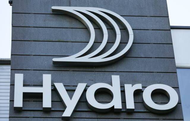 Norsk aluminiumkoncern Norsk Hydro ny logotyp kan ses på deras huvudkontor på Lysaker utanför Oslo, Norge