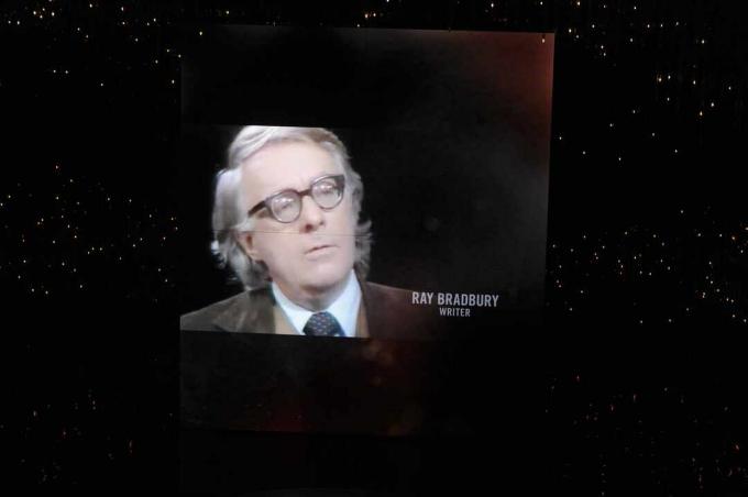 Foto av Ray Bradbury projicerat mot en stjärnklar bakgrund