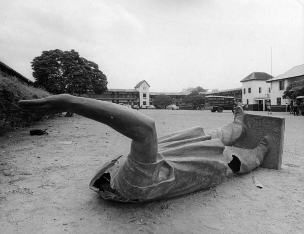 Toppade statyn av Nkrumah under kuppet 1966.