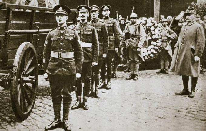 Marshal Foch fransk general hälsar den brittiska okända soldaten cirka 1918