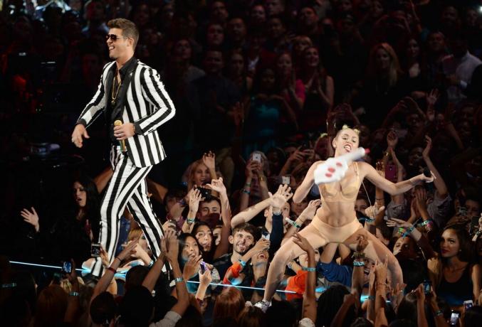 Robin Thicke och Miley Cyrus uppträder under MTV Video Music Awards 2013 på Barclays Center den 25 augusti 2013 i Brooklyn stadsdel av New York City.