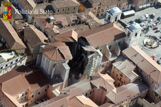 Skada på Duomo-katedralen i San Massimo i L'Aquila, Italien efter 6,3 jordbävning 2009