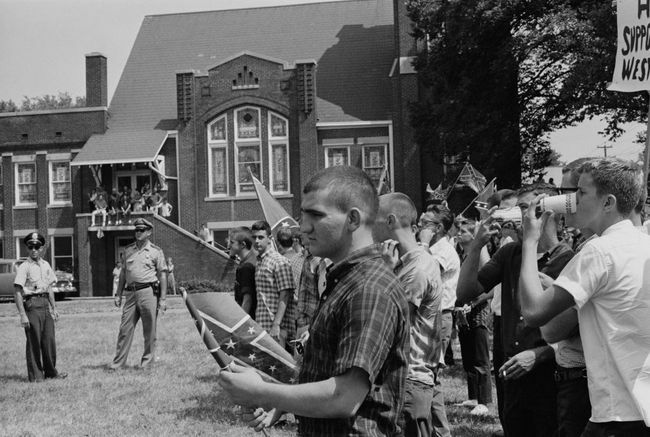En skara elever vid Woodlawn High School i Birmingham, Alabama, flaggade med den konfedererade flaggan i opposition till starten av Birmingham-kampanjen, maj 1963