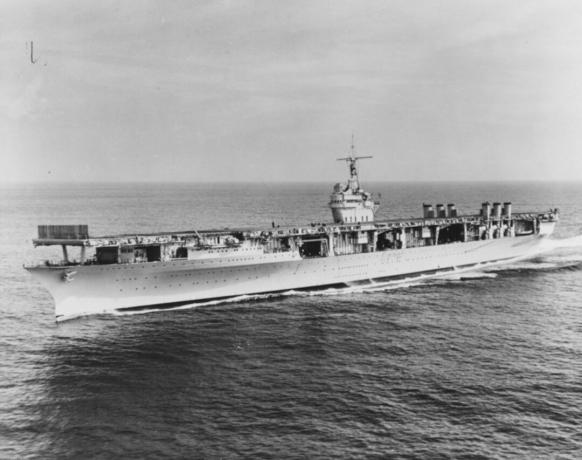 Flygbolag USS Ranger till sjöss med tomt flygdäck.
