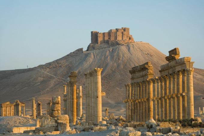 Qala'at ibn Maan har utsikt över den stora kolonnaden i Palmyra, Syrien