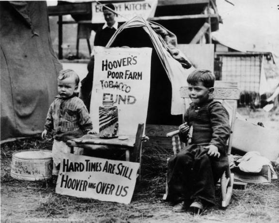 Två unga invånare i en kåkstad i Hooverville i Washington DC.