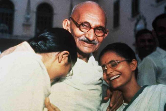 Mahatma Gandhi med sina barnbarn