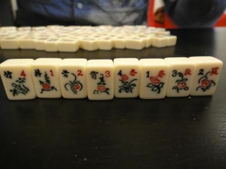 Blommadräkten av en uppsättning Mahjong-brickor.