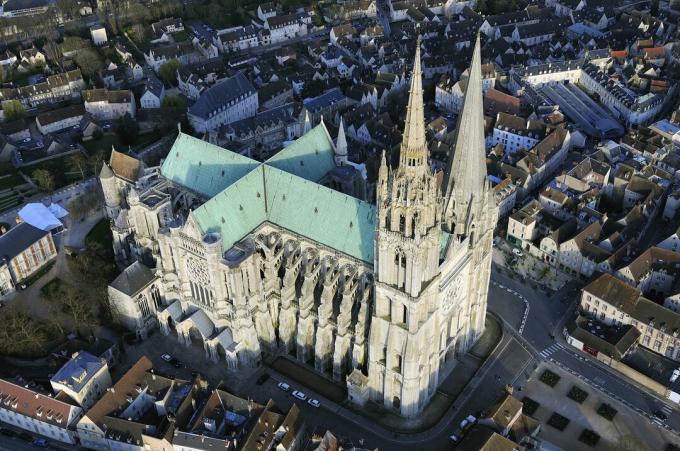 Flyg- sikt av Chartres domkyrka i Chartres, Frankrike