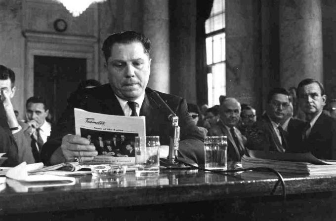 Fotografi av Teamsters chef Jimmy Hoffa som vittnar inför amerikanska senatskommittén