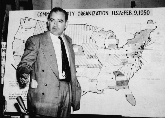 Fotografi av Sen. Joseph McCarthy på en karta