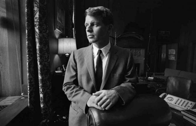 foto av Robert Kennedy på hans kontor för justitiedepartementet