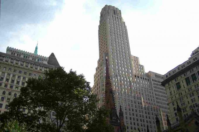 Steg motgångar på One Wall Street sett bakom Trinity Church.