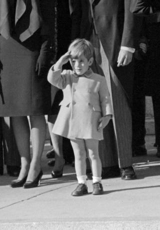 John F. Kennedy jr. Hälsar sin fars kista