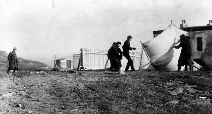 Guglielmo Marconi tittade på medarbetare som lyfter upp draken som används för att lyfta antennen i St. John's, Newfoundland, december 1901