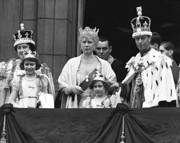 Drottning Mary och familjen vid kroningen av George VI