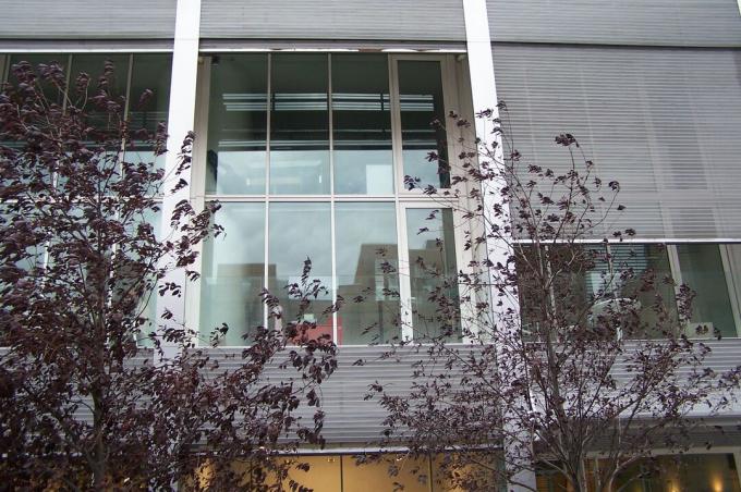 närbild av tre 2-våningsbostäder med infällbara glas- och metallluckor framväggar