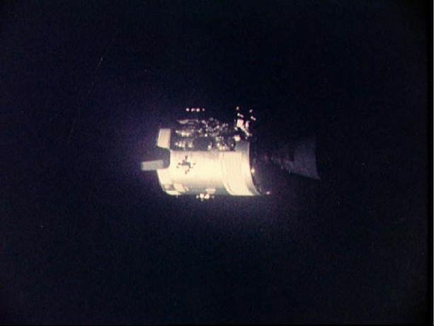 Bilder på Apollo 13 - Vy över skadade Apollo 13-servicemodul från Lunar / Command-modulerna