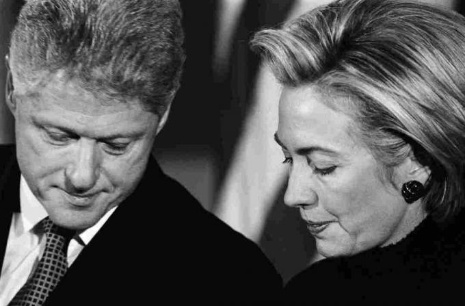 Bill och Hillary Clinton i början av Clinton Impeachment-rättegången