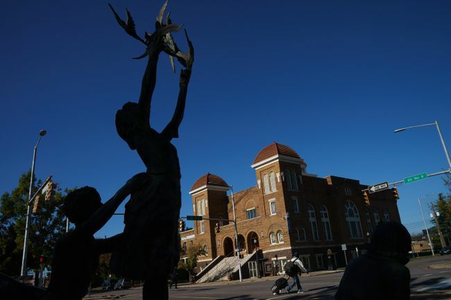 En vy av statyn " Four Spirits" och 16th Street Baptist Church i Birmingham, Alabama.