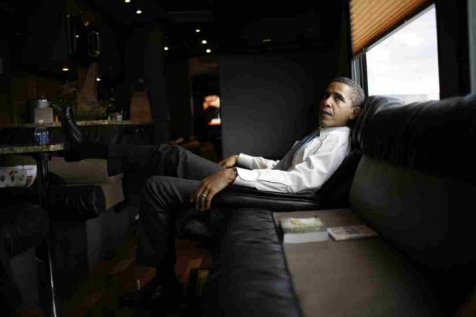 Barak Obama slappnar av i sin kampanjbuss 2008