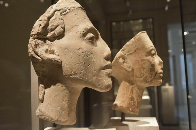 Buster av Nefertiti och Akhenaten, profilvy.