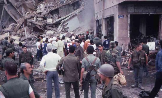 En mängd soldater och hjälpgivare står mitt under förstörelsen och skadorna på platsen för självmordsbombningen av den amerikanska ambassaden, Beirut, Libanon, 18 april 1983.