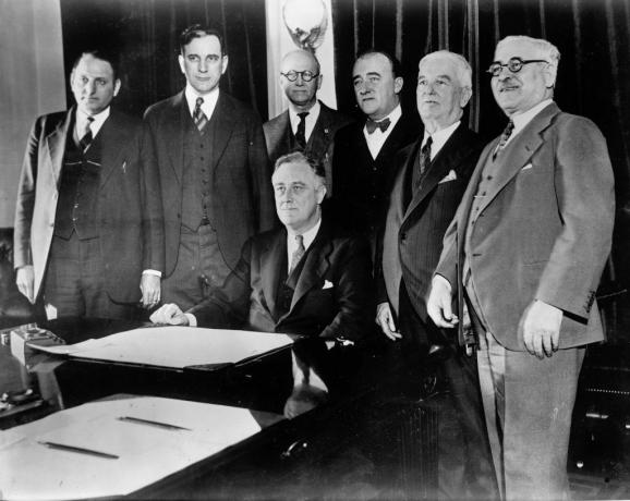 Kongressmedlemmar som poserar med Franklin D Roosevelt vid undertecknandet av Cullen-Harrison Act