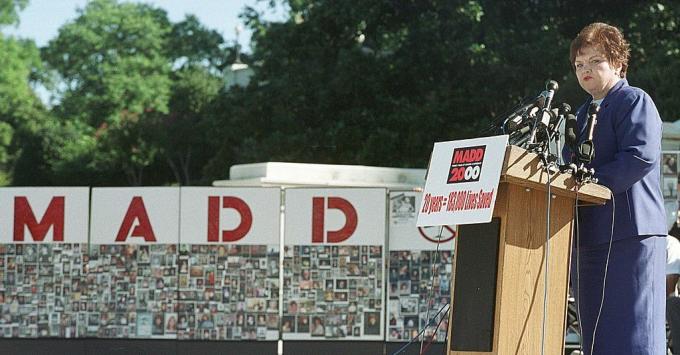 Mothers Against Drunk Driving (MADD) National President Millie Webb talar under ett 20 -årsjubileumssammankomst utanför U.S. Capitol, 6 september 2000 i Washington.