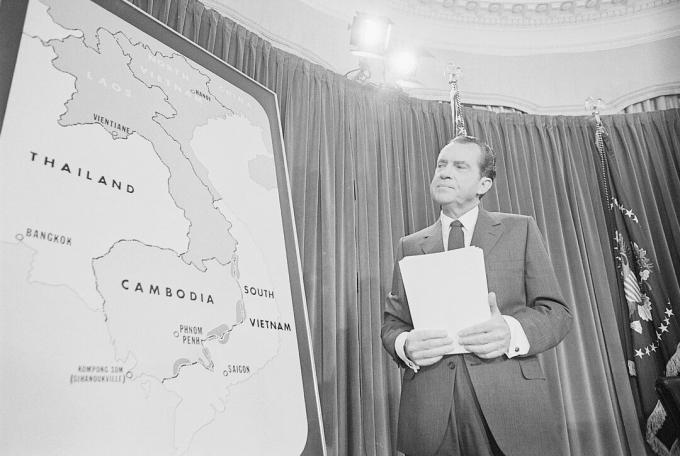 President Nixon stående på karta över Kambodja