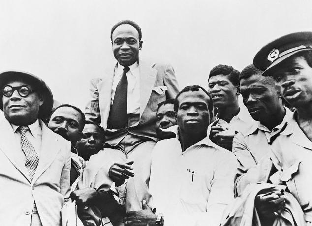 Svartvitt foto av Kwame Nkrumah som bärs på mäns axlar vid Ghanas självständighet.