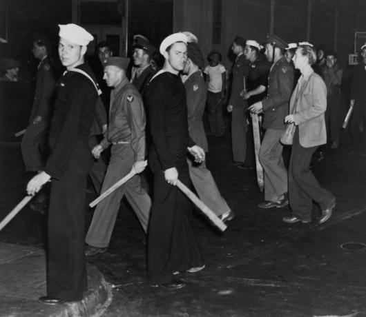 Gäng av amerikanska sjömän och marinsoldater beväpnade med käppar under Zoot Suit Riots, Los Angeles, Kalifornien, juni 1943.