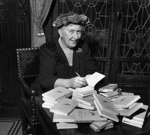 Agatha Christie undertecknar en hög med böcker