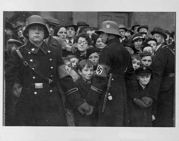 Soldater går i händer för att bilda en nazistisk blockad.