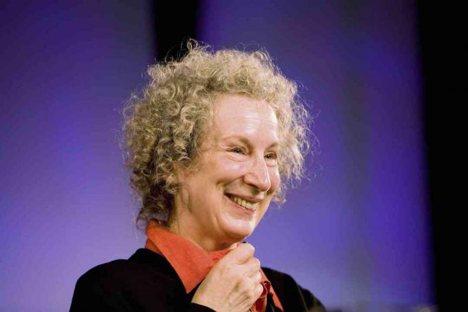 Bild av Margaret Atwood som ler mot en lila bakgrund