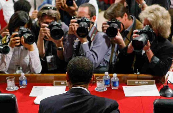 Fotografi av fotografer omgav senatoren Barack Obama vid senatmötet.