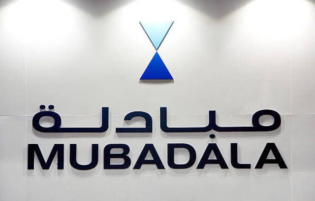 Mubadala Development Co.: s logotyp visas vid deras utställningsbås under Singapore Airshow i Singapore