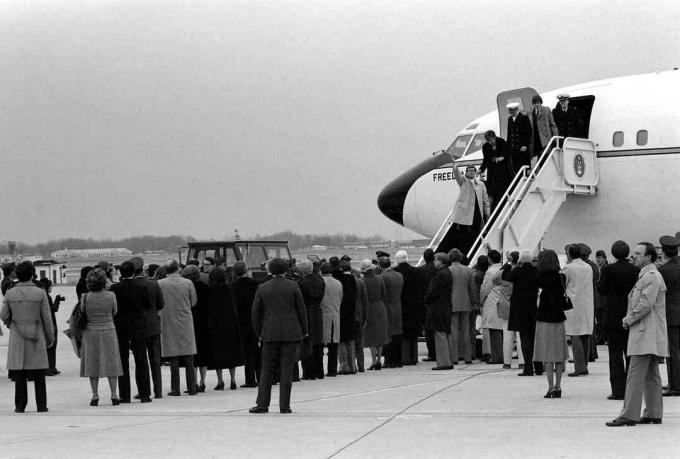 Freed amerikanernas gisslan går ombord från Freedom One, ett flygvapen VC-137 Stratoliner-flygplan, vid deras ankomst till basen, 27 januari 1981
